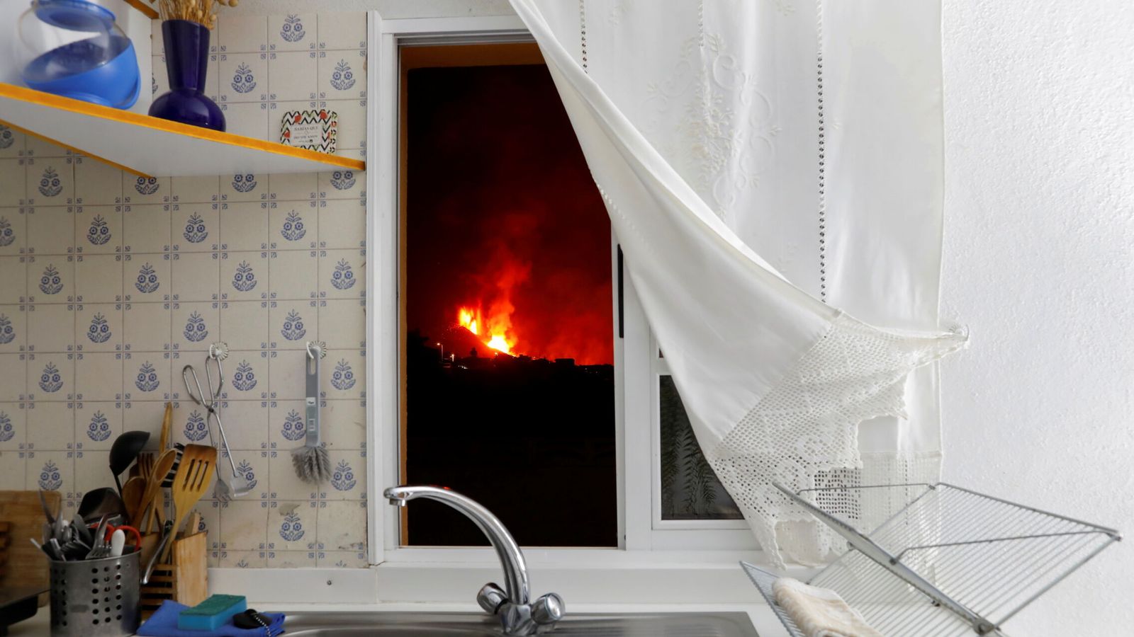 El volcán, visto desde una casa en el pueblo de El Paso. (Reuters)