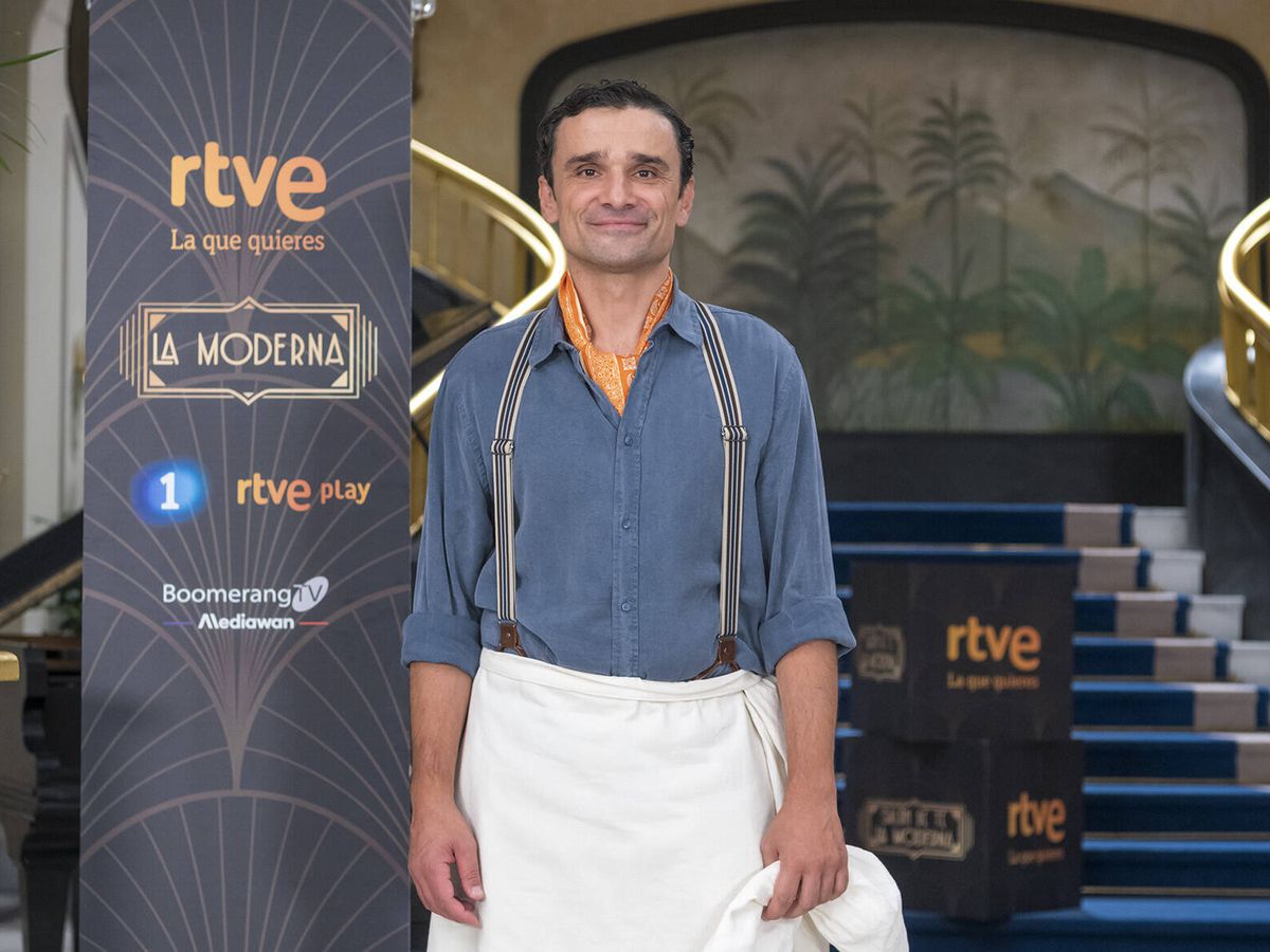 Foto: Andrea Fiorillo es el pastelero Pietro en 'Salón de té La Moderna'. (RTVE)