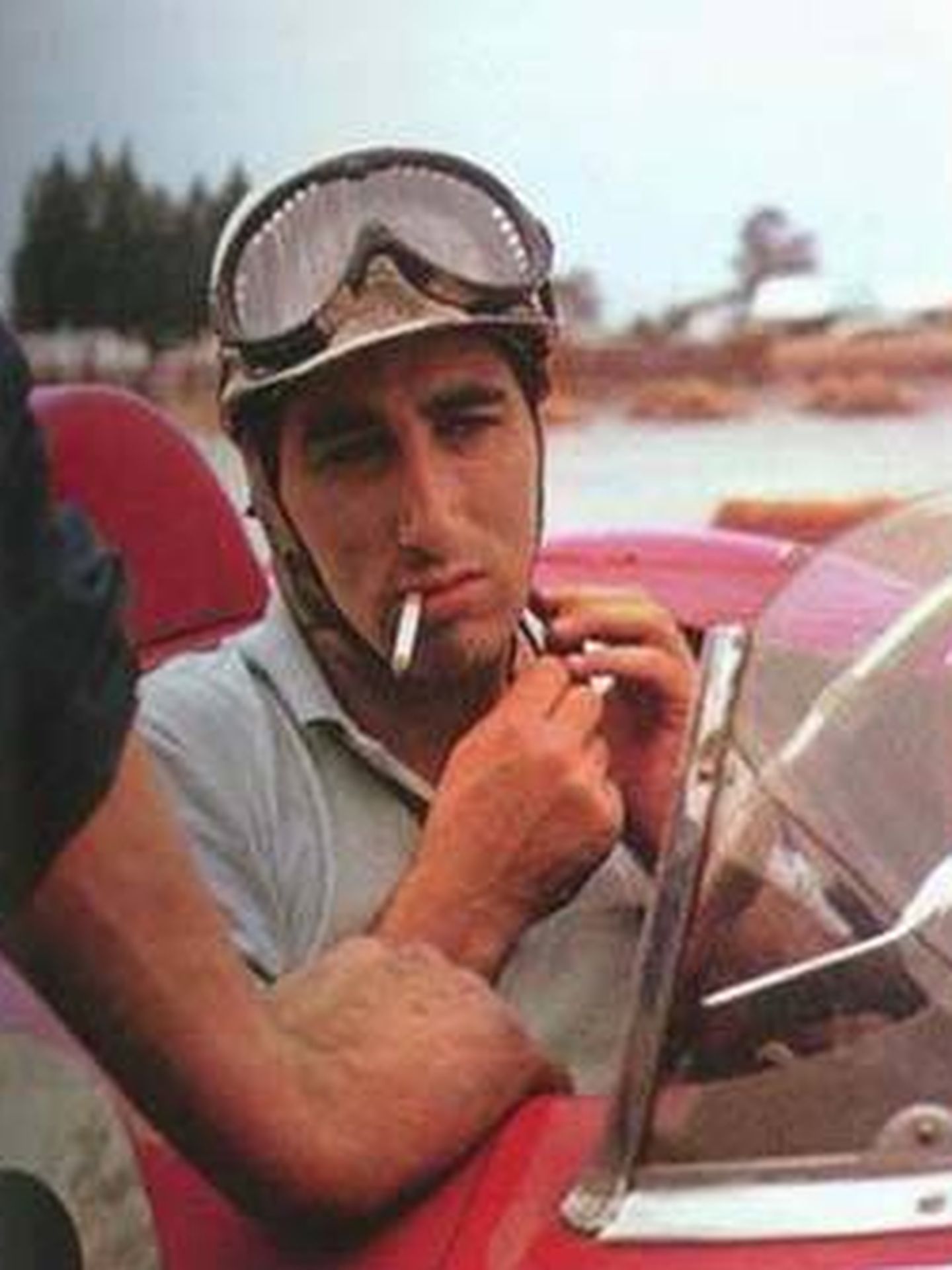 Fon de Portago subido al Ferrari con mientras fumaba.
