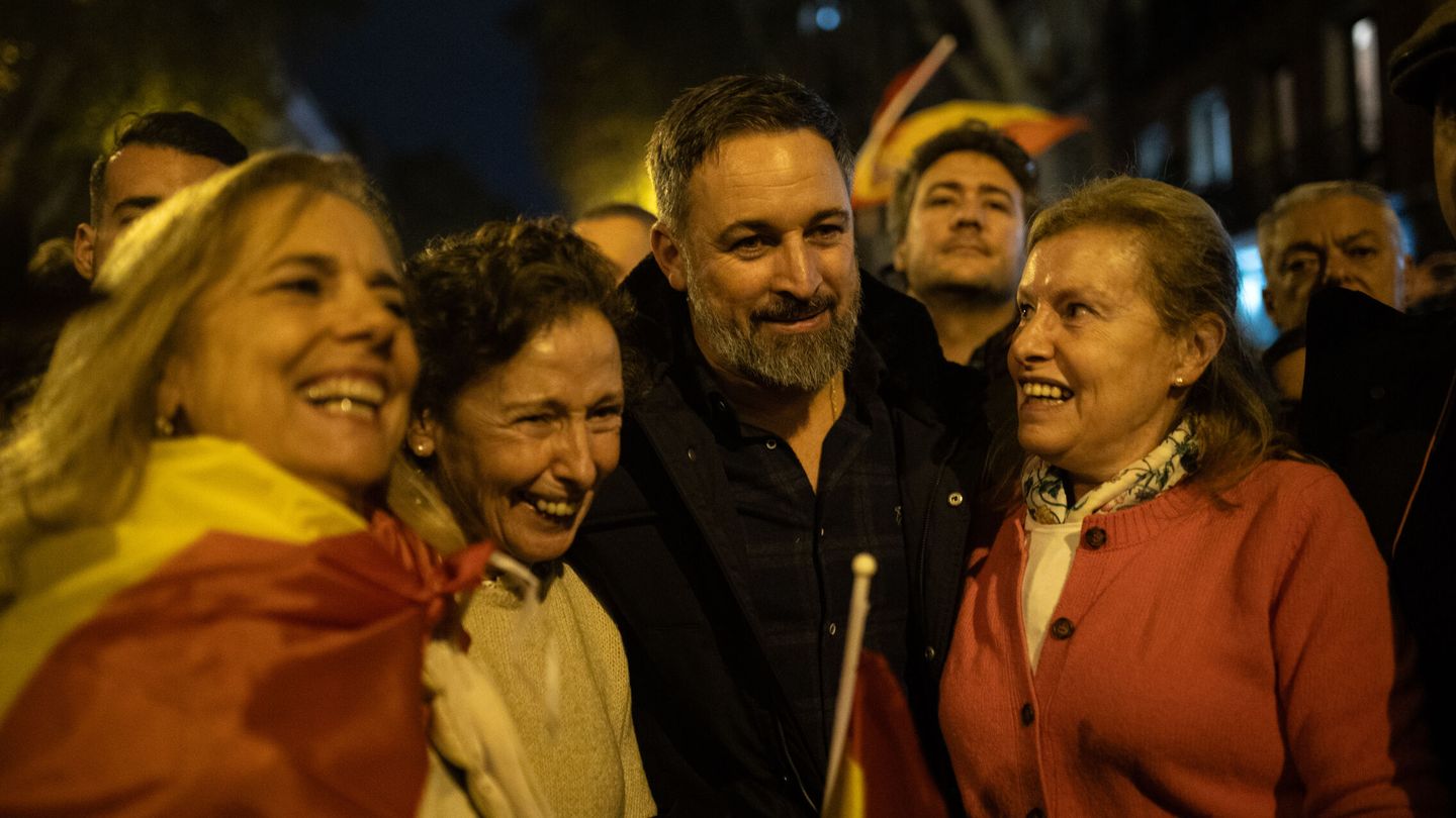El líder de VOX, Santiago Abascal, se realiza una foto con unas simpatizantes en Ferraz: (EP / Alejandro Martínez Vélez)