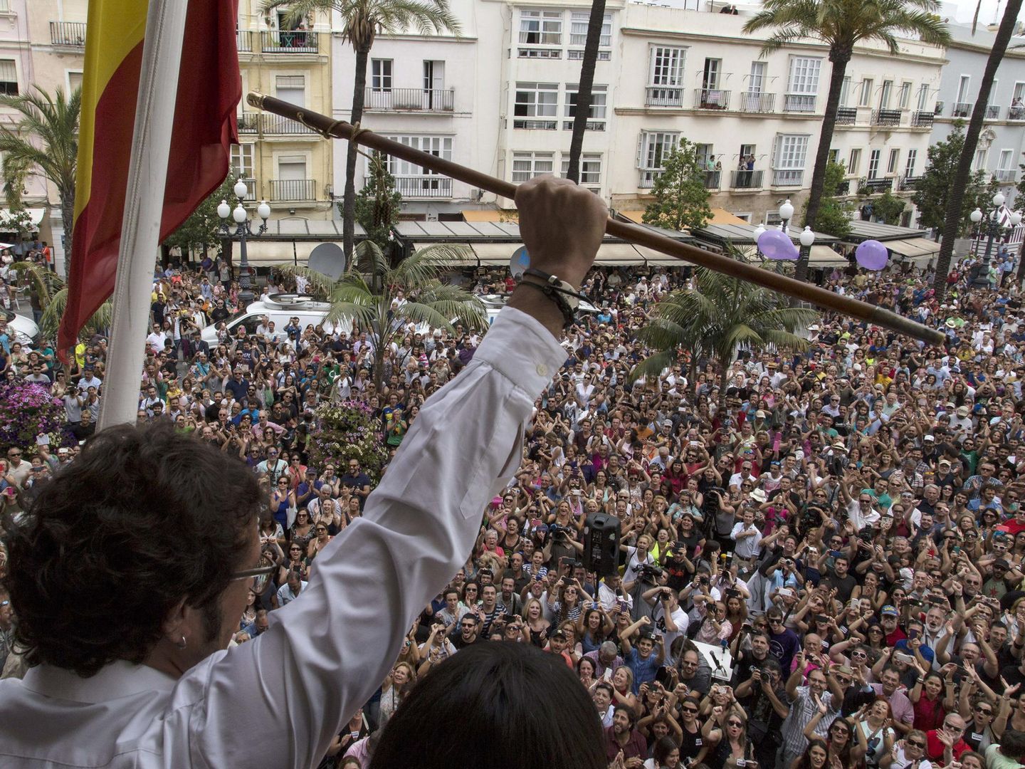 Kichi saluda desde el balcón del Ayuntamiento tras tomar posesión de su cargo. (EFE/Román Ríos)
