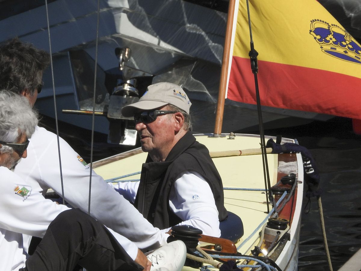 Foto: El rey Juan Carlos navega en Sanxenxo para participar la regata que lleva su nombre. (EFE/Lavandeira Jr)