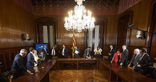 Foto: Vista general de la mesa durante la firma de la convocatoria de referéndum. (EFE)