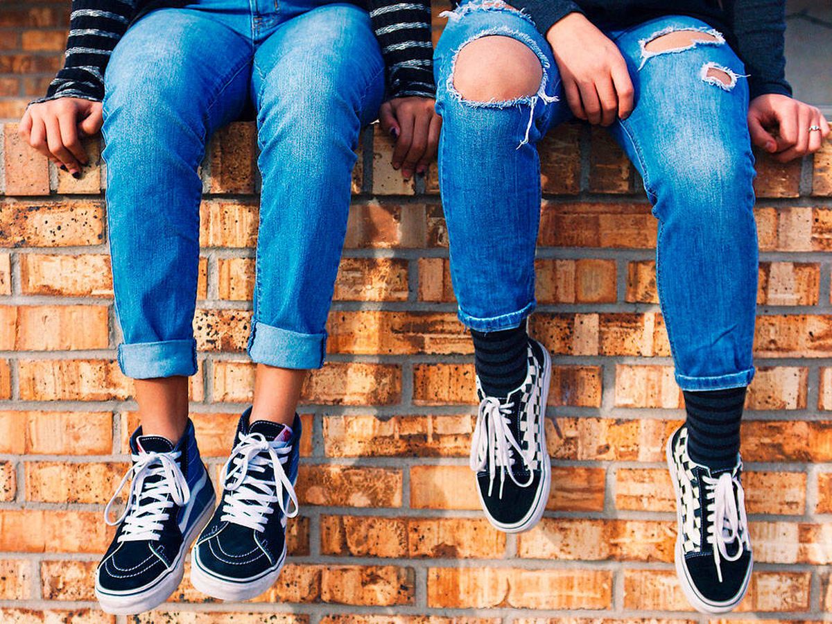 Foto: Dos mujeres lucen sus zapatillas. (Imaxtree)