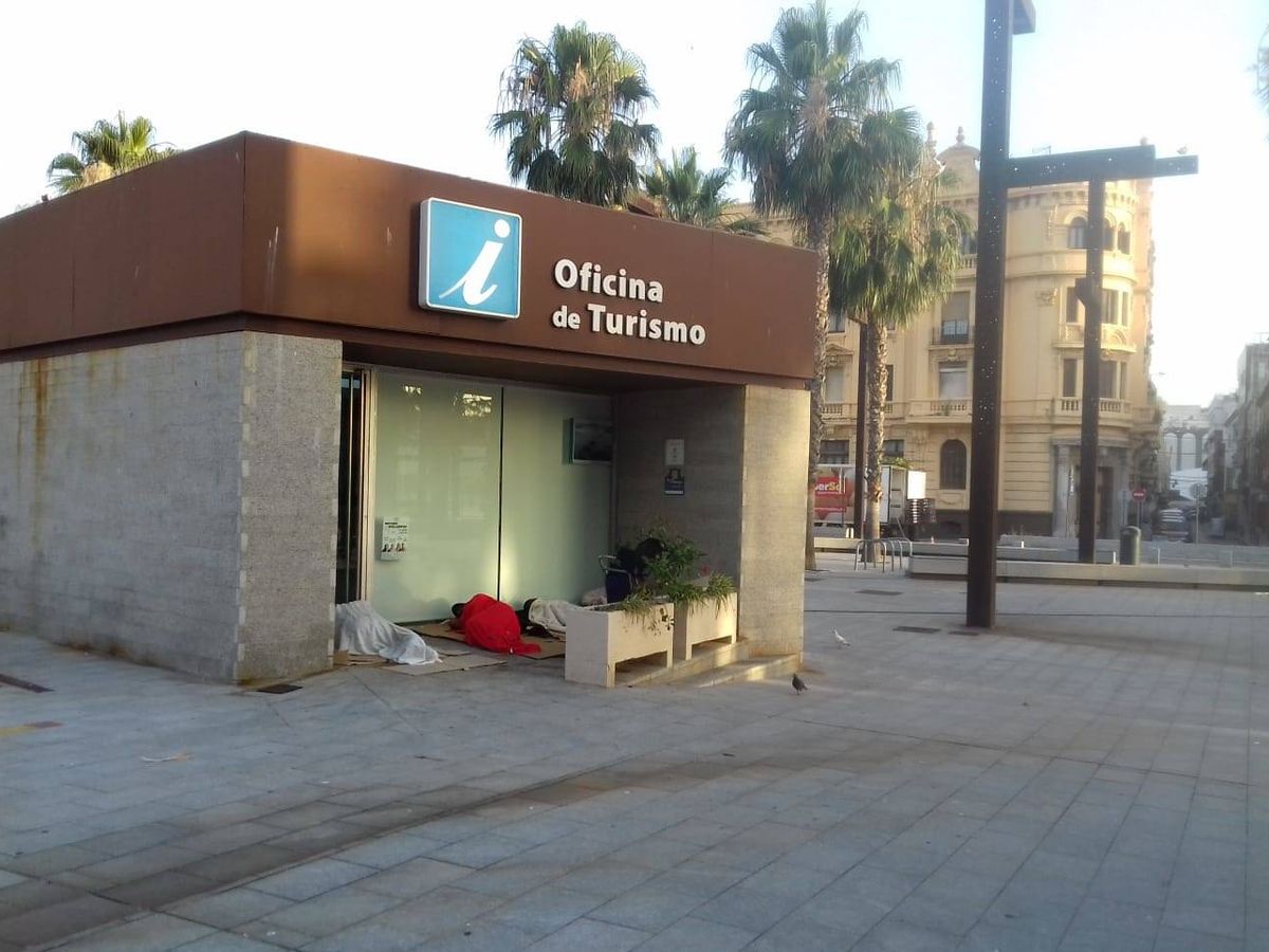 Foto: Inmigrantes durmiendo en los soportales de la Oficina de Turismo de Algeciras. (José Ángel Cadelo)