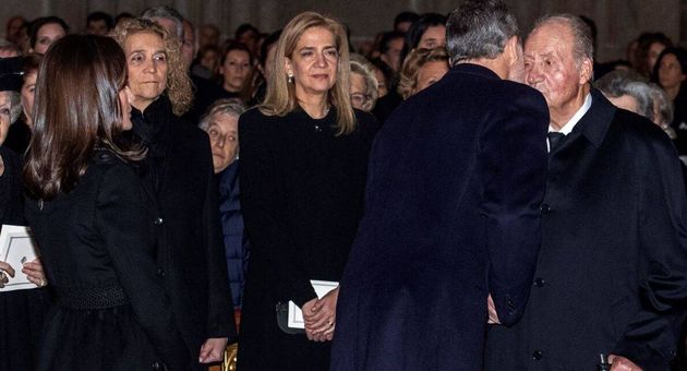 Felipe VI saluda al rey emérito ante la reina Letizia, las infantas Elena y Cristina, y la reina Sofía. (EFE/Emilio Naranjo)