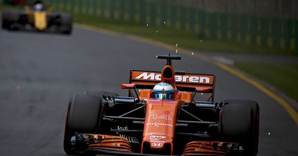 Foto: Fernando Alonso saldrá este domingo desde la 13ª posición de la parrilla con su McLaren. (Reuters)