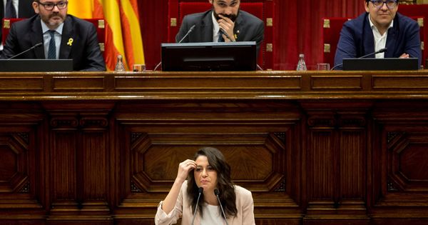 Foto: La líder y portavoz de Ciutadans, Inés Arrimadas, durante su intervención de este miércoles en el Parlament. (EFE)
