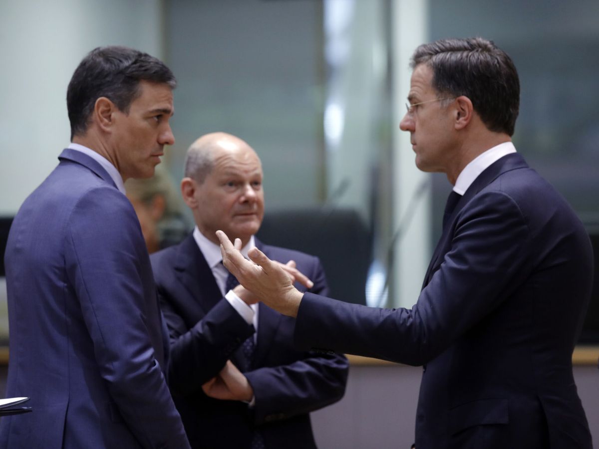 Foto: Sánchez charla con Scholz y Rutte en la cumbre de la OTAN. (EFE/Olivier Hoslet)