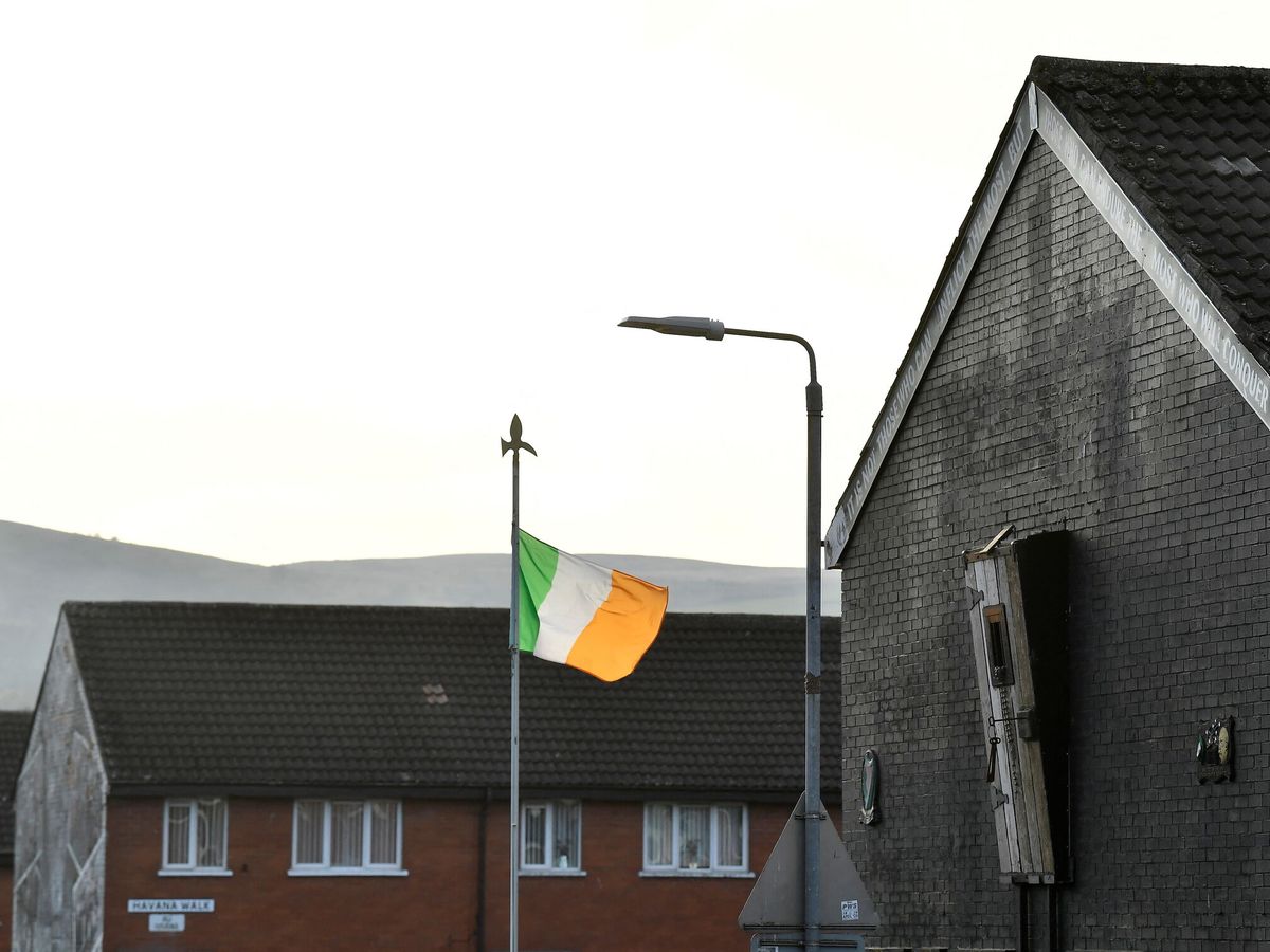 Foto: Una bandera de Irlanda ondea junto a la puerta de una vieja prisión. (Reuters / Clodagh Kilcoyne)