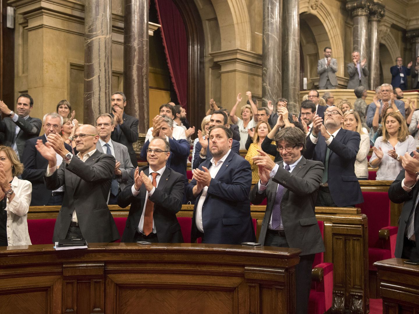 Carles Puigdemont mira a Carme Forcadell tras aprobar la Ley de Transitoriedad Jurídica. (EFE)
