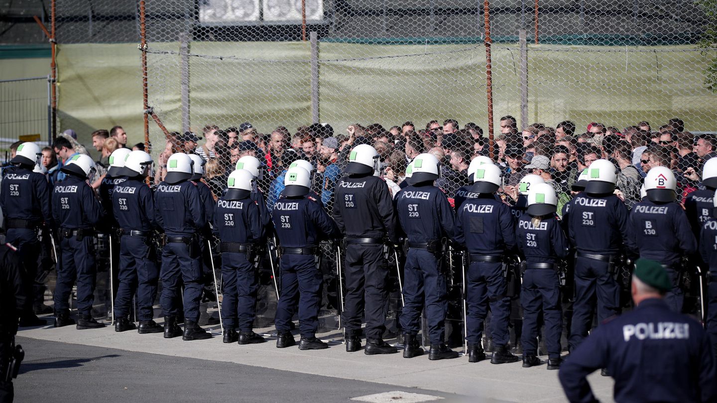 Policías austríacos llevan a cabo ejercicios para la contención de inmigrantes en la frontera, en Spielfeld, Austria, el 26 de junio de 2018. (Reuters)