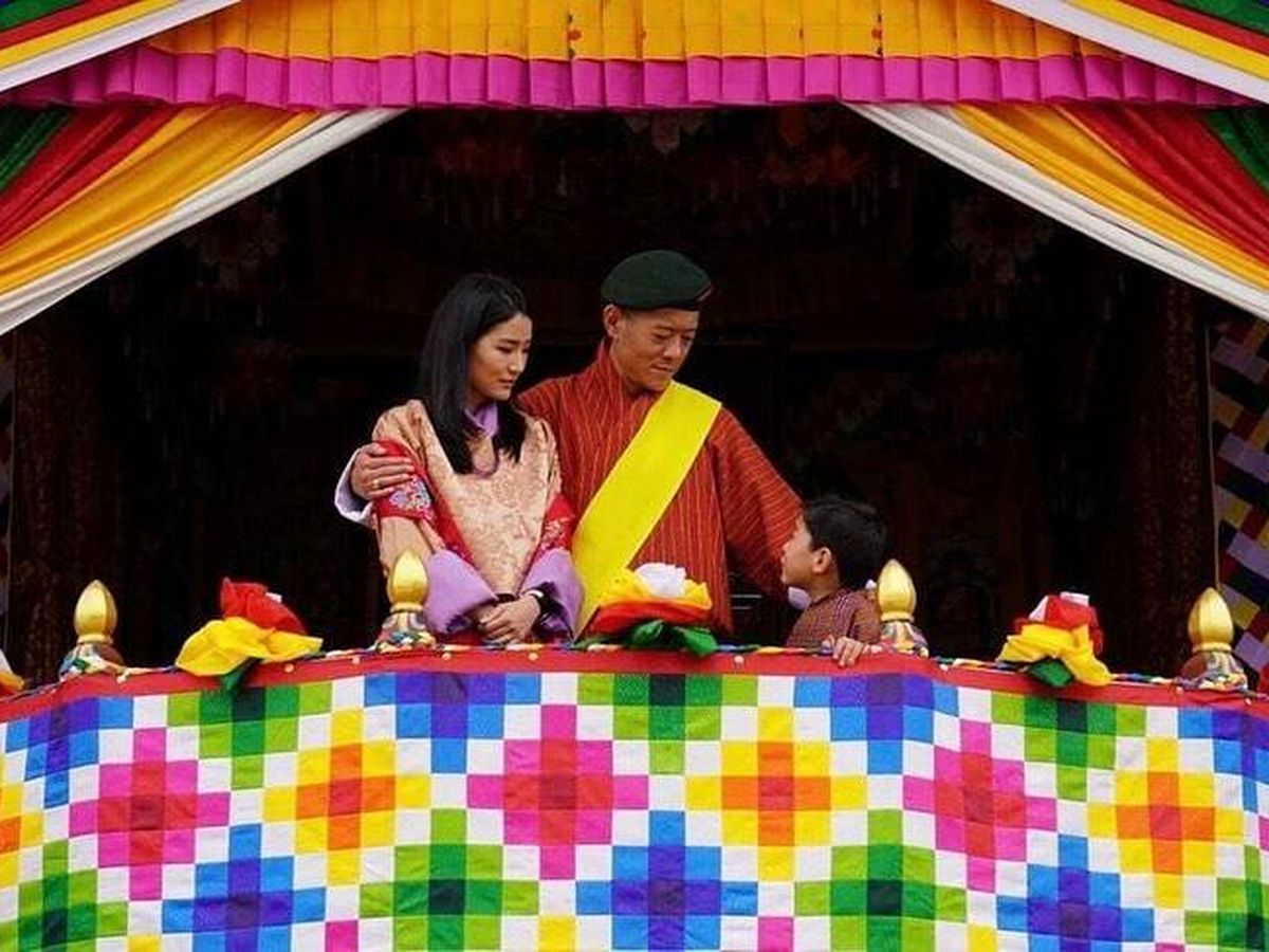 Foto: Los reyes de Bután, junto al heredero. (RR.SS.)