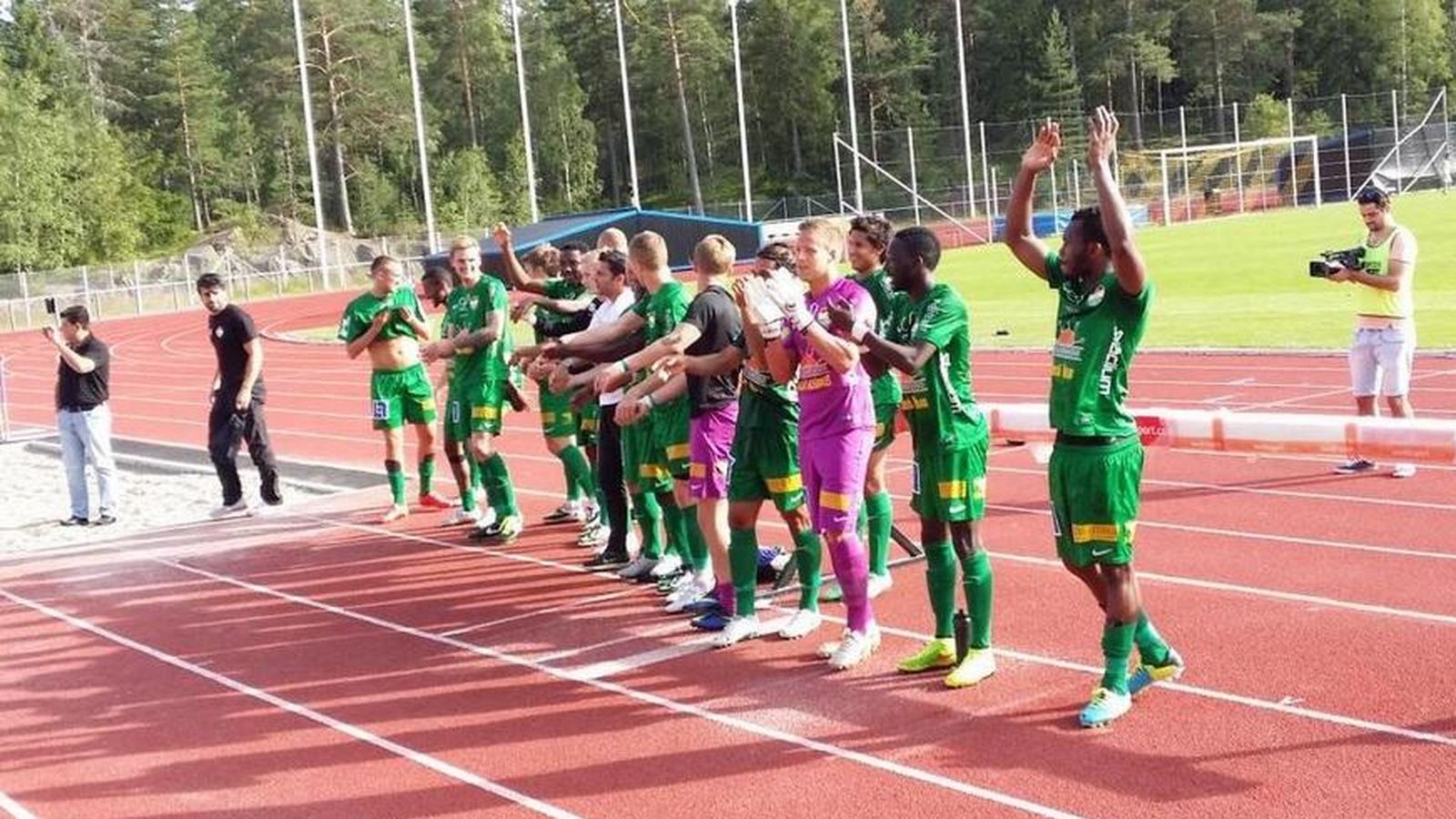 Foto: El equipo sueco de fútbol tercera división que se salvó del accidente de avión en los Alpes franceses (Twitter/@DalkurdFF)