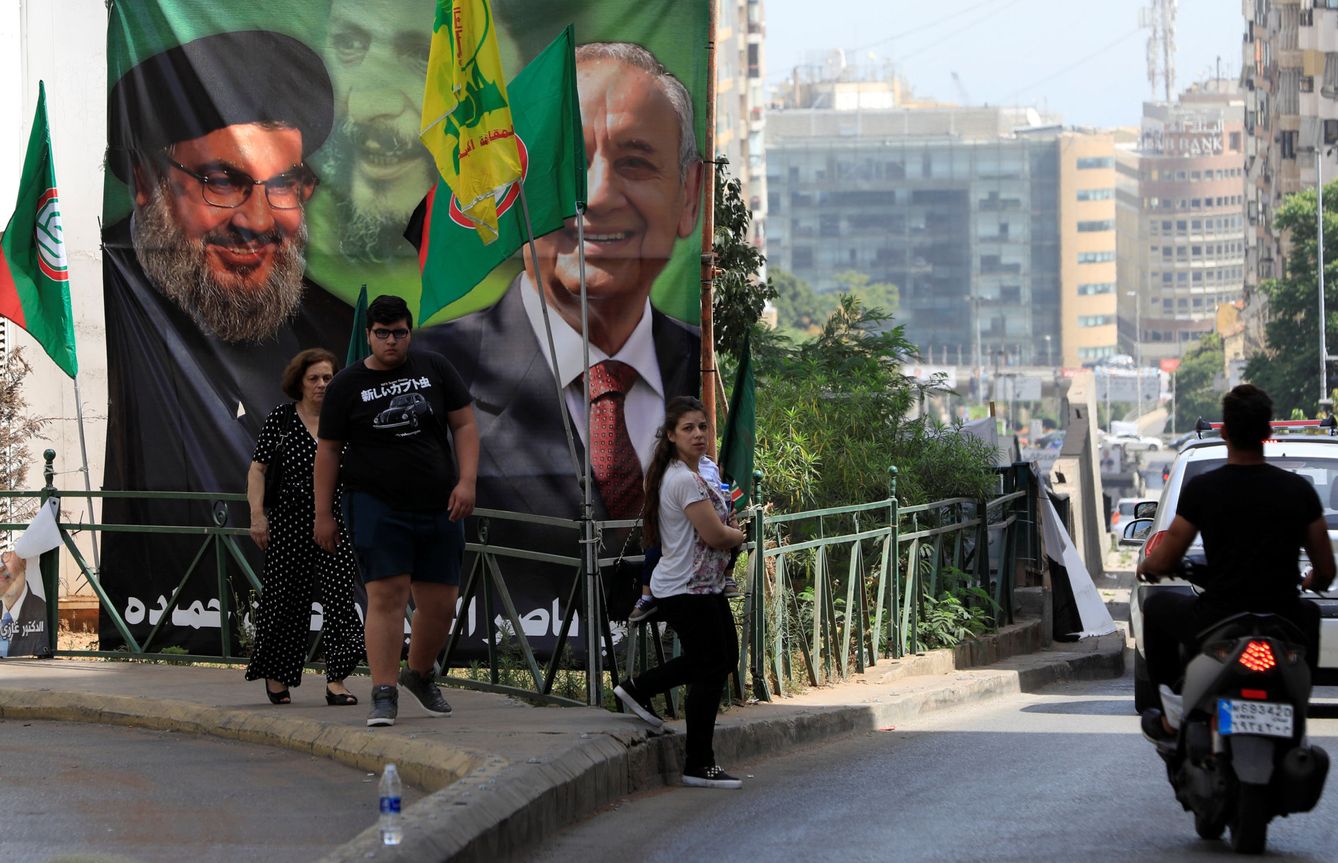Libaneses pasan ante carteles electorales de Nabih Berri y el líder de Hizbulah, Hassan Nasrallah, en Beirut. (Reuters)