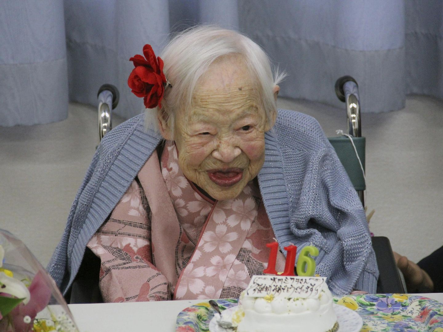 La japonesa Misao Okawa, soplando las velas por su 116 cumpleaños. (EFE)