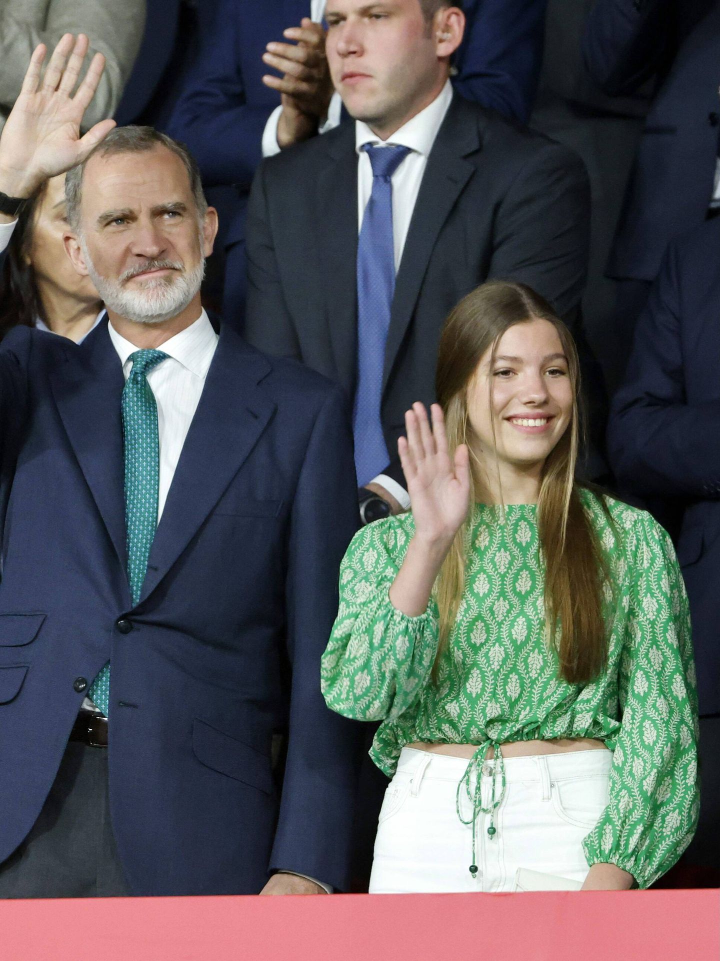 La infanta Sofía junto a su padre, en la final de la Copa del Rey. (Cordon Press)