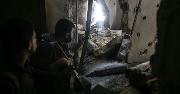 Foto: Insurgentes sirios toman posiciones en un edificio dañado en el barrio de Teshreen, en el extrarradio de Damasco, en abril de 2017. (EFE)