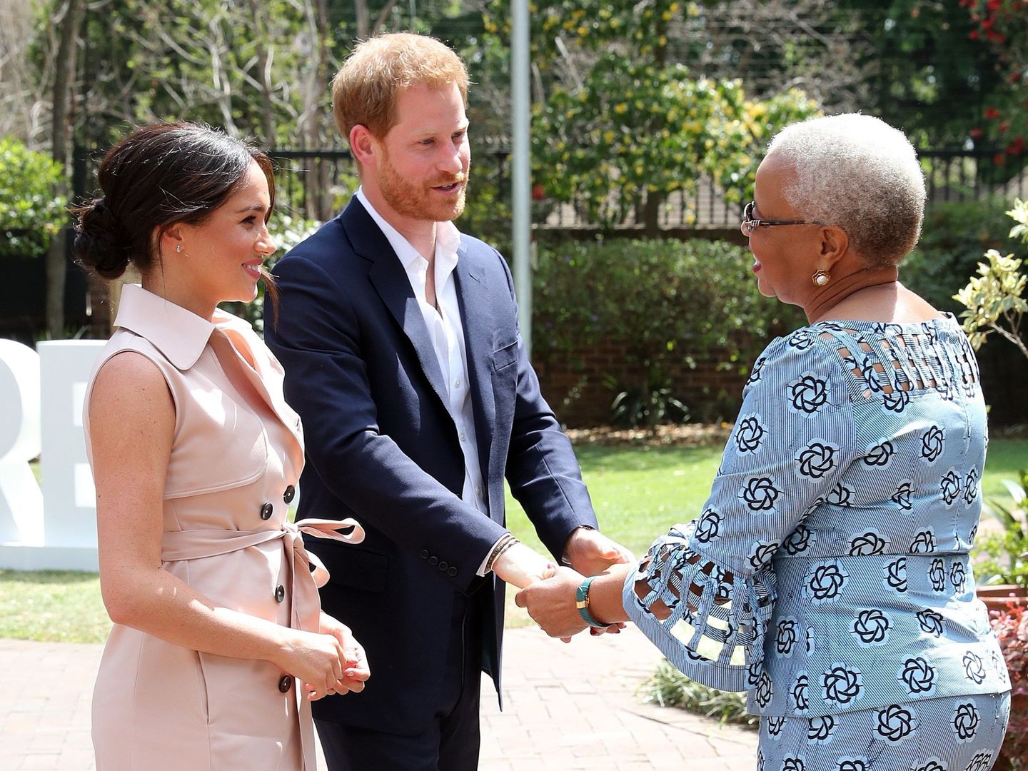 Los duques de Sussex, con la viuda de Nelson Mandela, Graça Michel. (EFE)