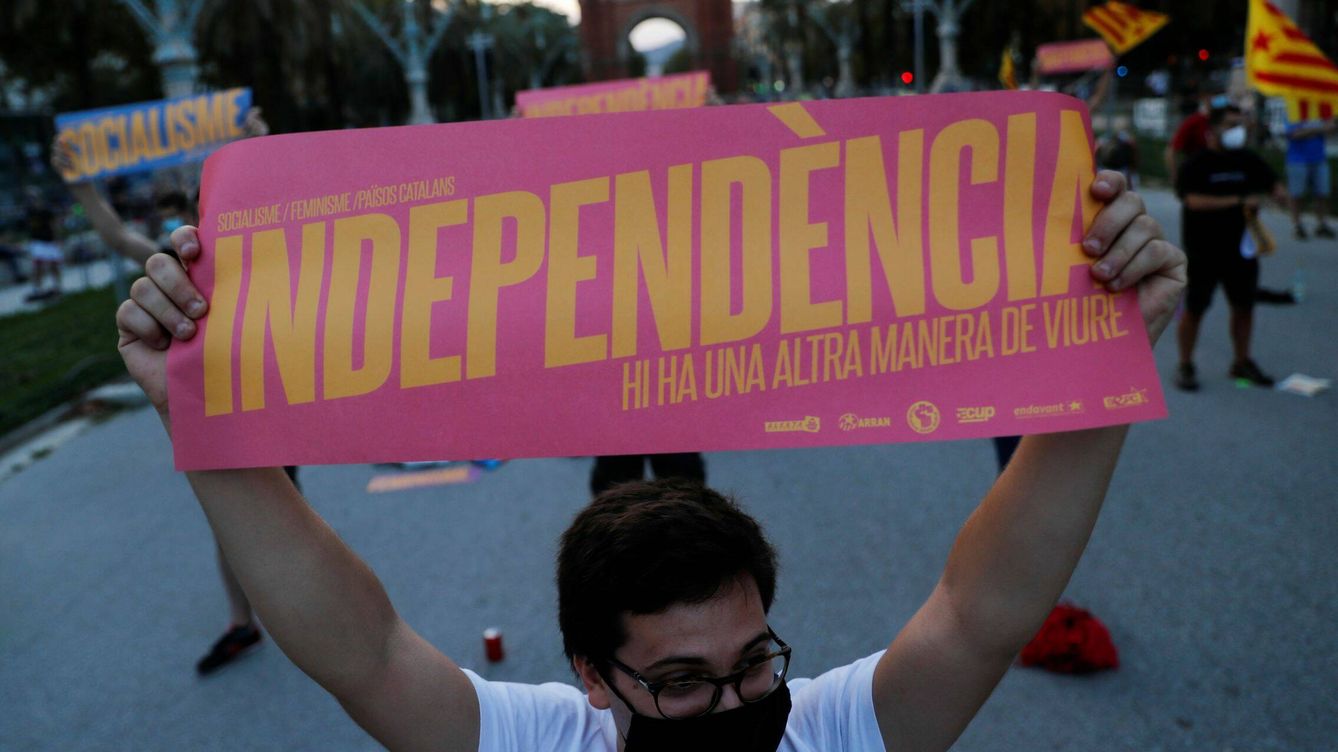Foto: Los independentistas se manifiestan durante la Diada en Barcelona. (Reuters) 