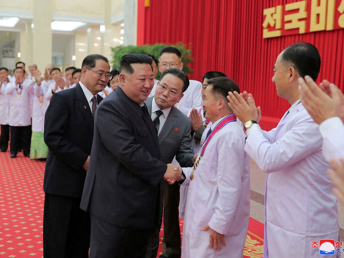 Foto: Kim Jong Un con sanitarios y científicos en Pionyang, en una imagen de archivo. (Reuters/KCNA)