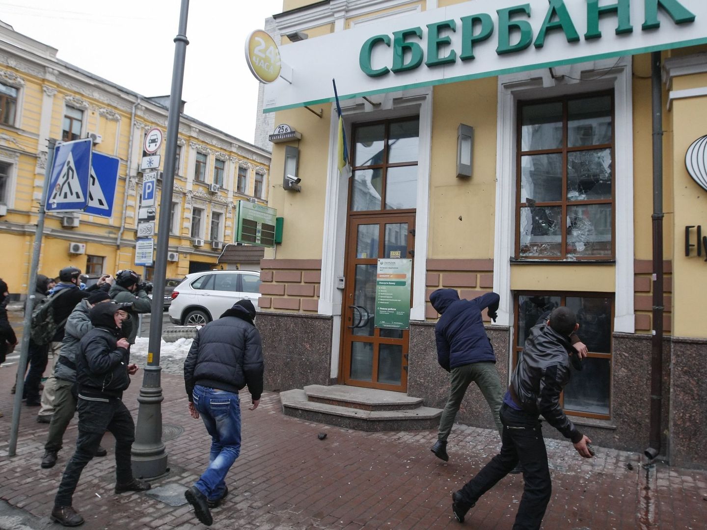 Ultraderechistas apedrean una sucursal del banco ruso Sberbank en Kiev, el 18 de febrero de 2018. (Reuters)