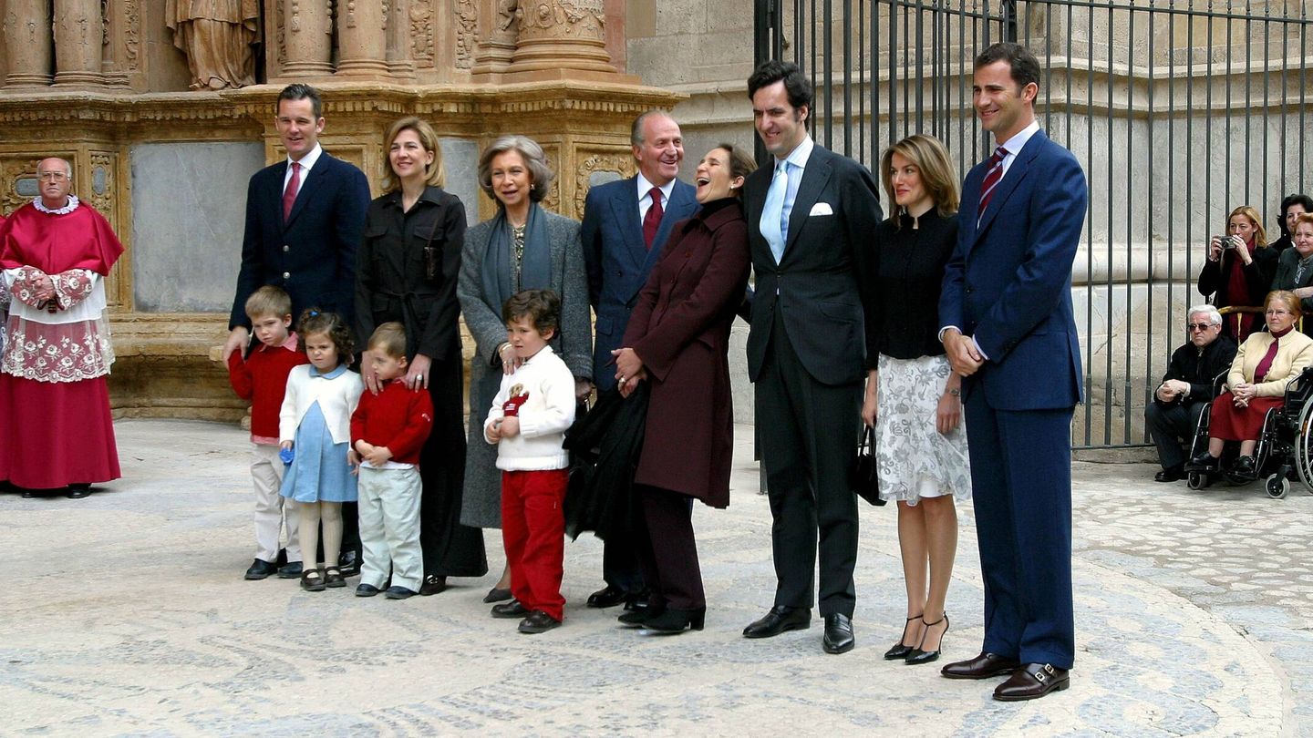 La familia real, en la misa de Pascua de 2004. (Cordon Press)