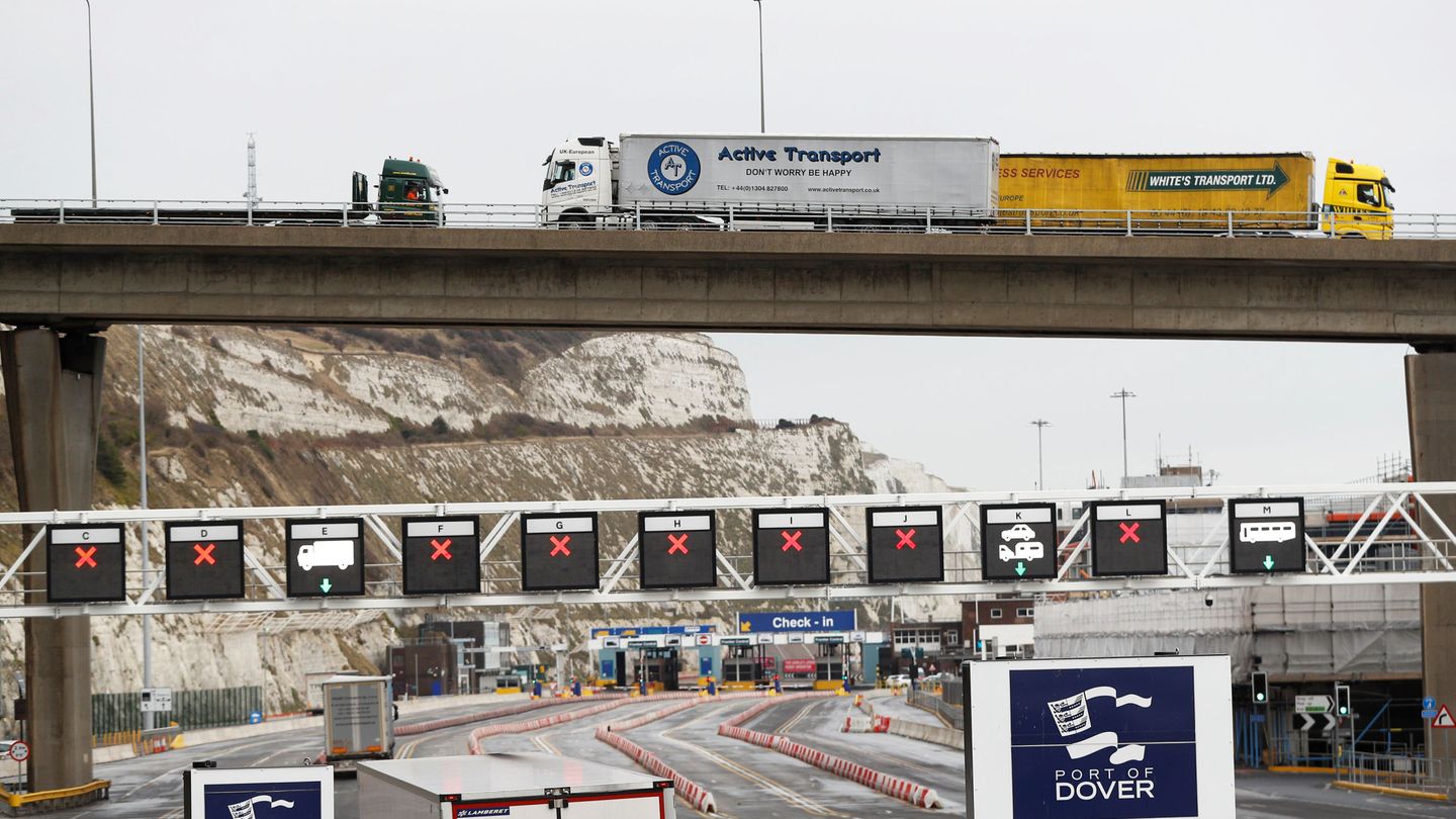 Barcos de carga llegan al puerto de Dover durante un ensayo preparativo para lidiar con un Brexit duro, en Kent, el 7 de enero de 2019. (Reuters)