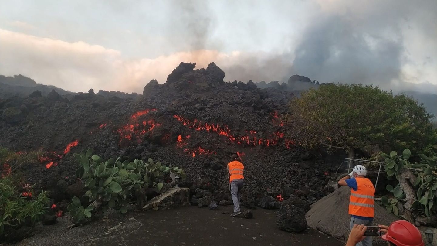 Técnicos del Instituto Volcanológico de Canarias (Involcan) toman muestras de las coladas de lava del volcán de La Palma.