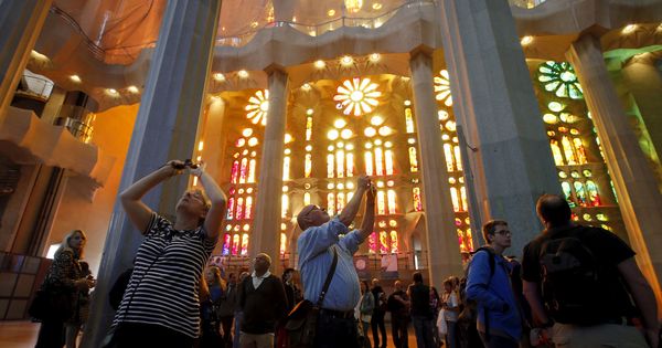 Foto: Turistas hacen fotos en el interior de la Sagrada Familia. (Reuters)
