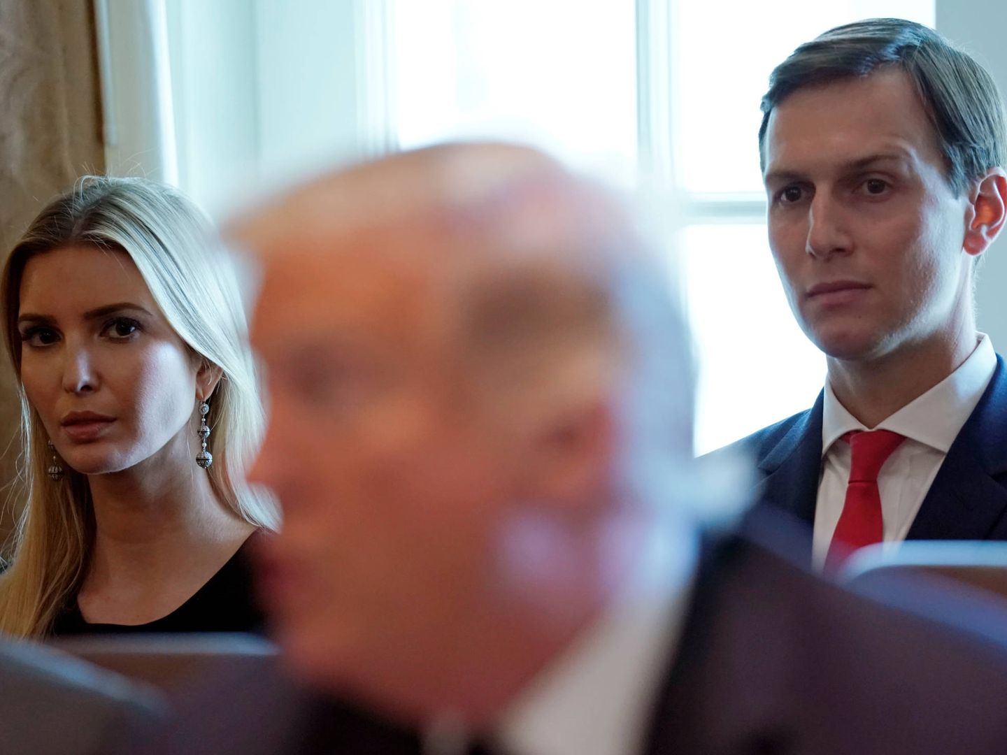 Ivanka Trump y Jared Kushner escuchan al presidente durante una reunión en la Casa Blanca, en Washington. (Reuters)