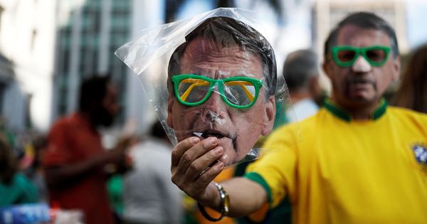 Foto: Un vendedor callejero muestra una máscara de Jair Bolsonaro en Sao Paulo, el 21 de octubre de 2018. (Reuters)