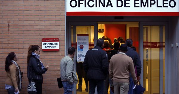 Foto: Colas en una Oficina de Empleo en Madrid. (Reuters)
