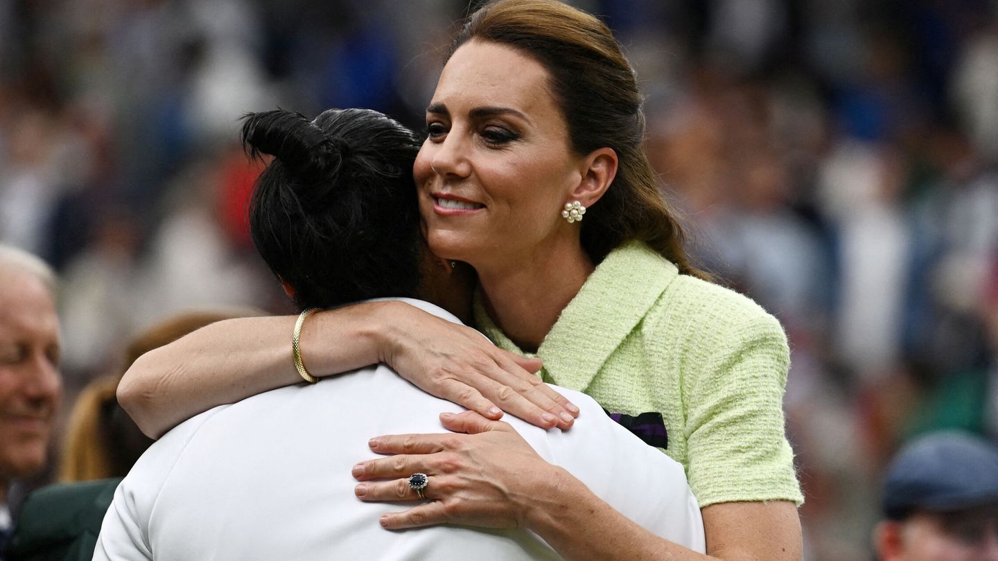 Kate Middleton, abrazando a la ganadora. (Reuters/Dylan Martínez)