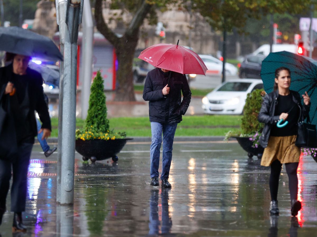 Foto: Varias personas con paraguas en Bilbao. (EFE/Luis Tejido)