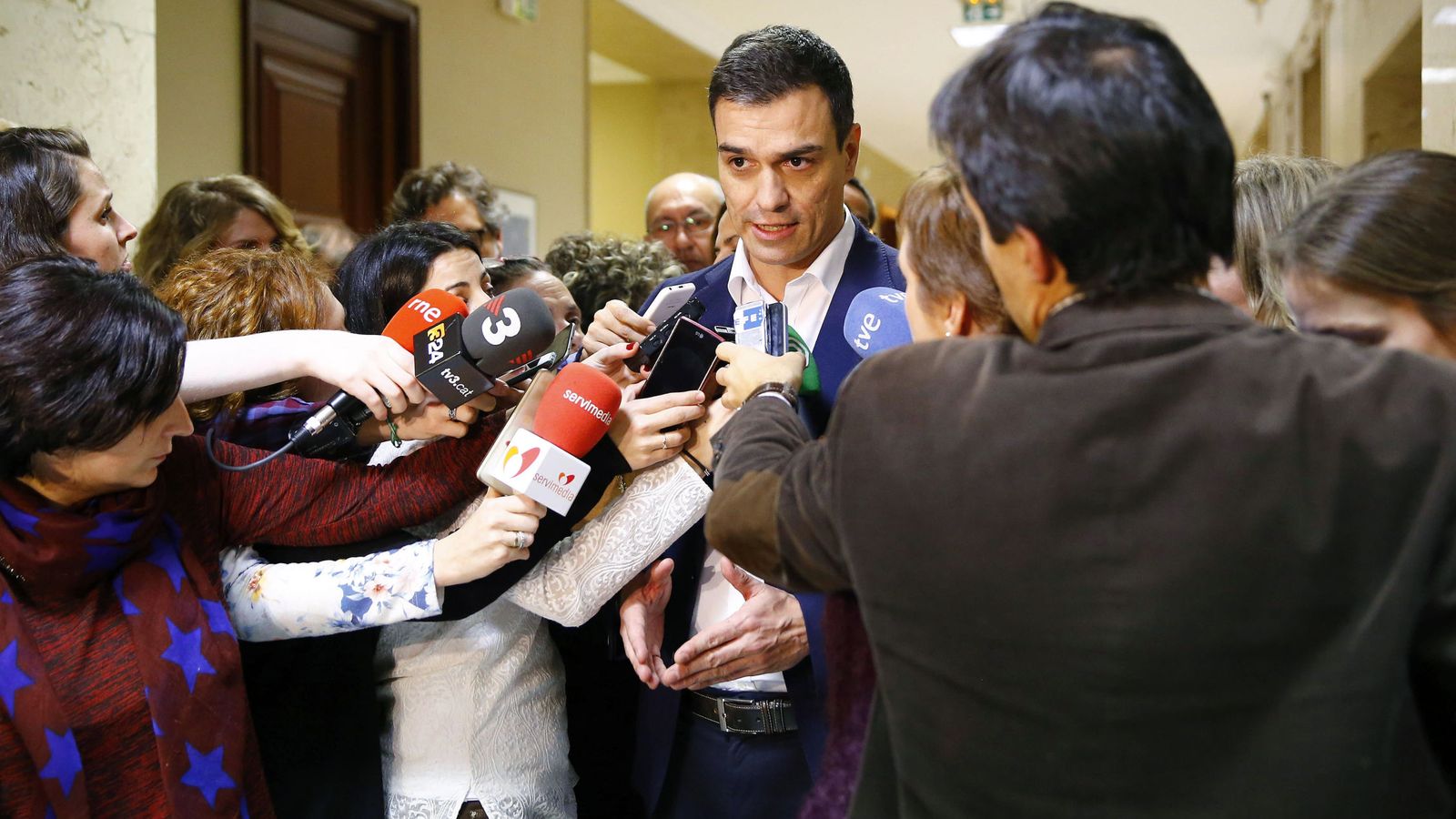Foto: Pedro Sánchez confirma el acuerdo para que Patxi López se haga con la jefatura del Congreso, este 12 de enero. (EFE)