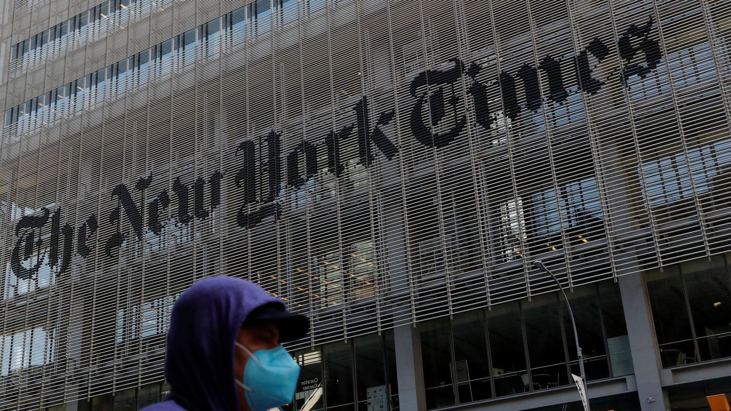 Un hombre con una mascarilla al lado del edificio del 'New York Times'. (Reuters)