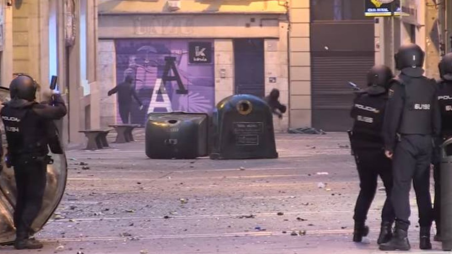 La Policía se protege de los objetos arrojados por radicales en Pamplona. (YouTube)