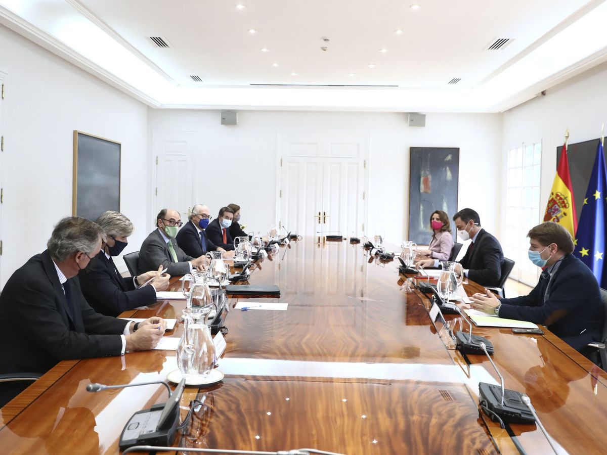 Foto: El presidente del Gobierno, Pedro Sánchez, se reúne con ejecutivos de las principales eléctricas. (EFE/Fernando Calvo) 