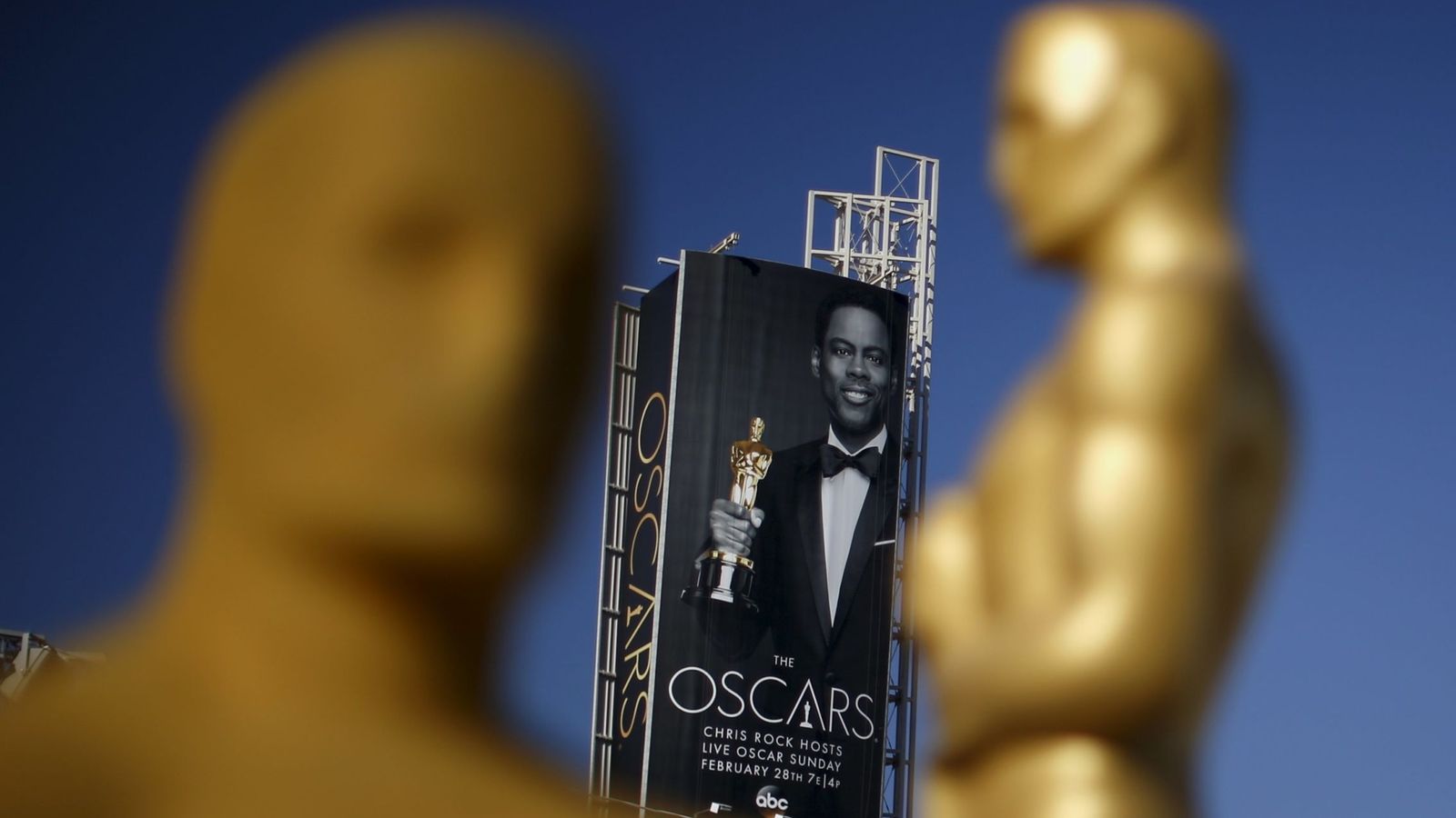 Foto: Preparativos de los Oscar junto a un póster de Chris Rock (Reuters)