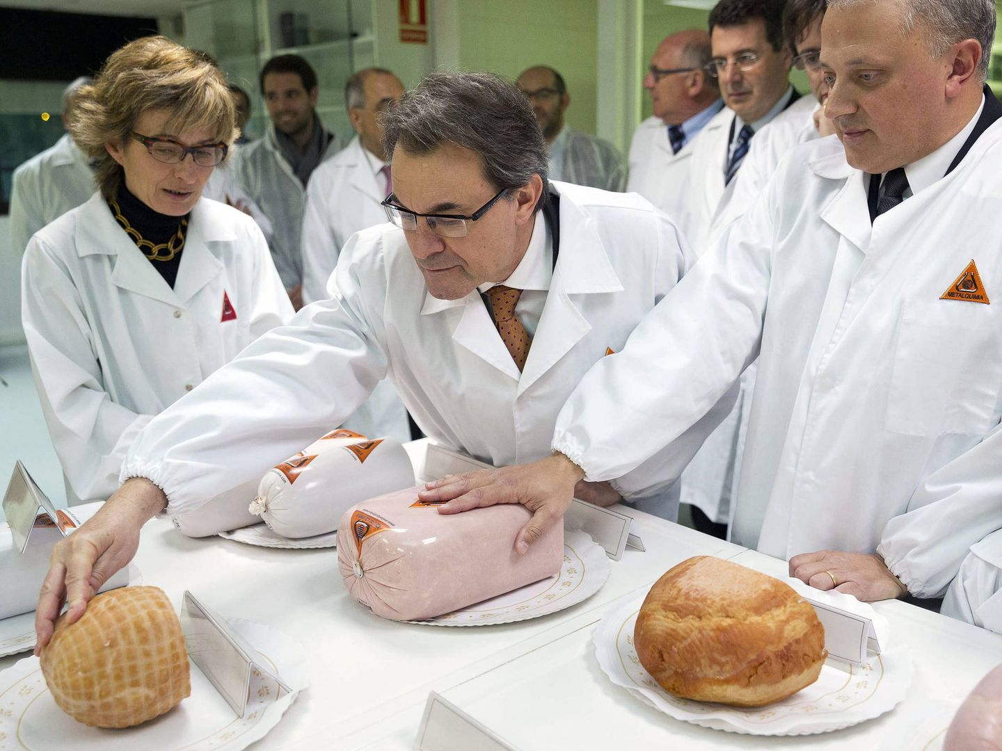 El 'expresident' Artur Mas, gran impulsor del 'procés', en una fábrica catalana de embutidos. (EFE)