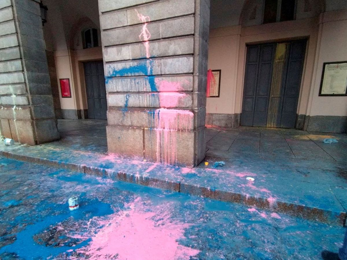 Foto: Climate protesters hurl paint at milan's la scala opera house