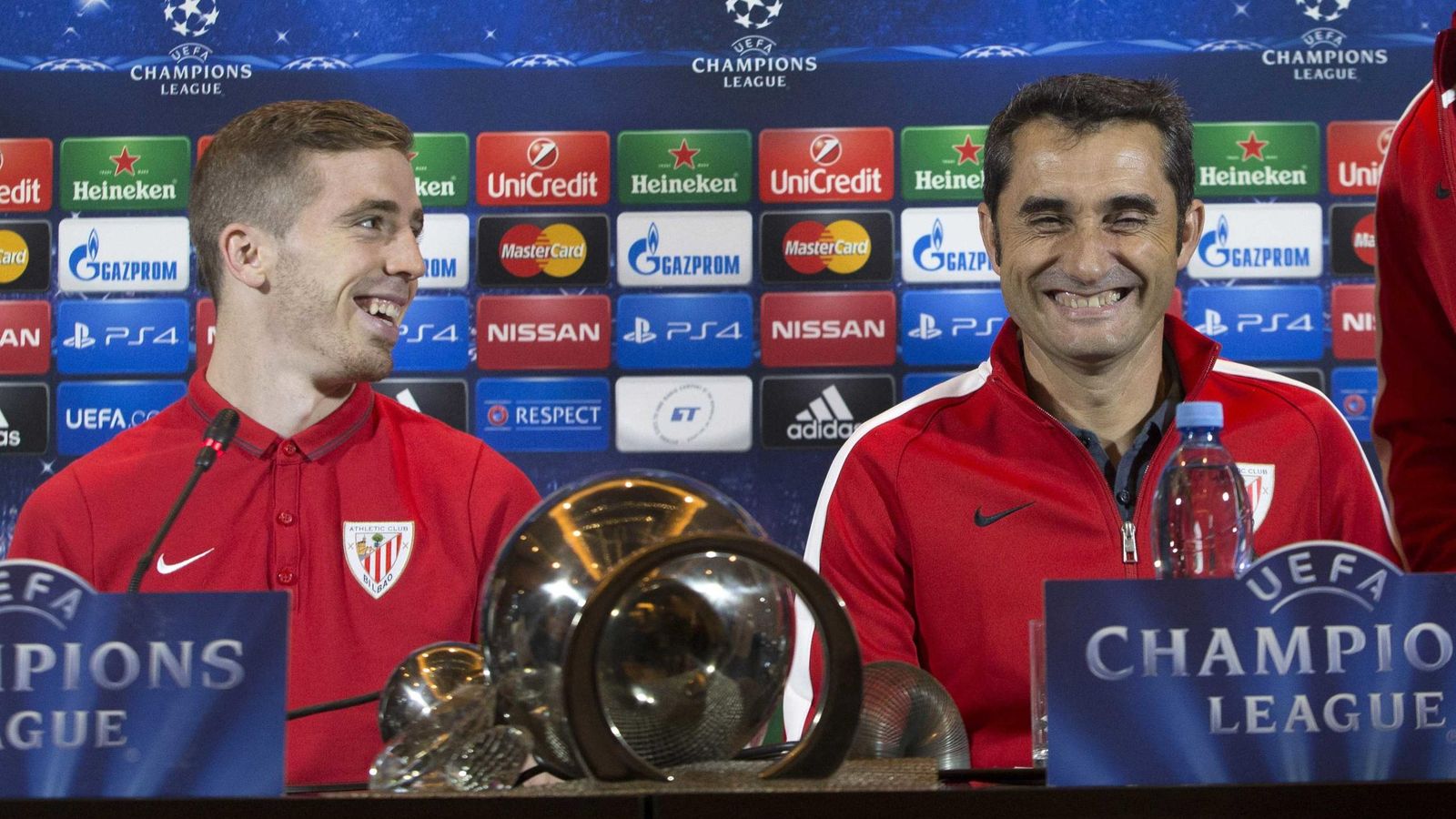 Foto: Ernesto Valverde y Muniain durante una rueda de prensa (Reuters)