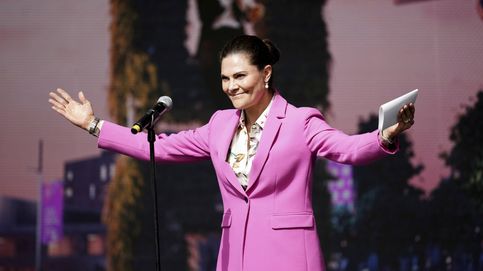Victoria de Suecia hace doblete con este traje 'total pink' de Zara que puede ser tuyo