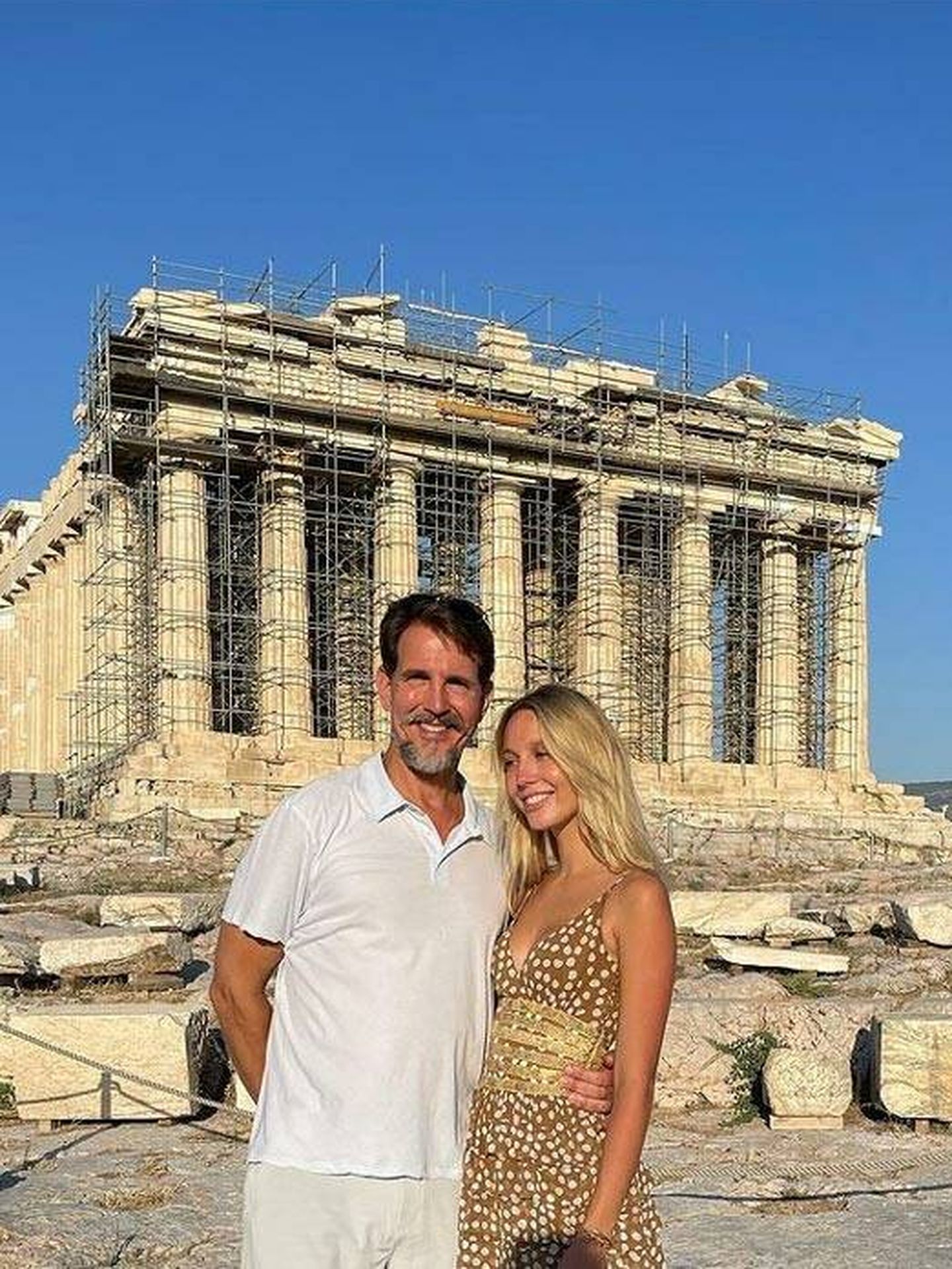 Pablo de Grecia, con su hija Olympia frente al Partenón. (@pavlosgreece)