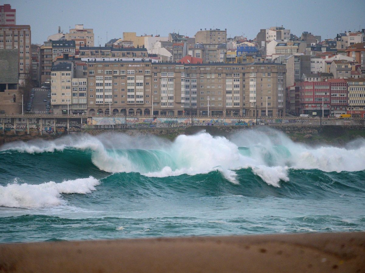 Foto: - Oleaje en la ensenada de Riazor, en A Coruña (Galicia). (Efe)