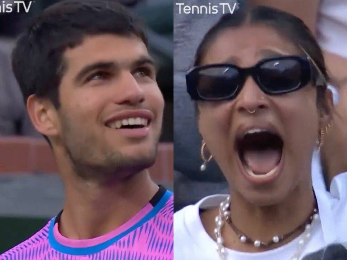 Foto: "Te quiero, Alcaraz": una fan con una camiseta con fotos del tenista le saca esta sonrisa en pleno partido (Tenis TV)
