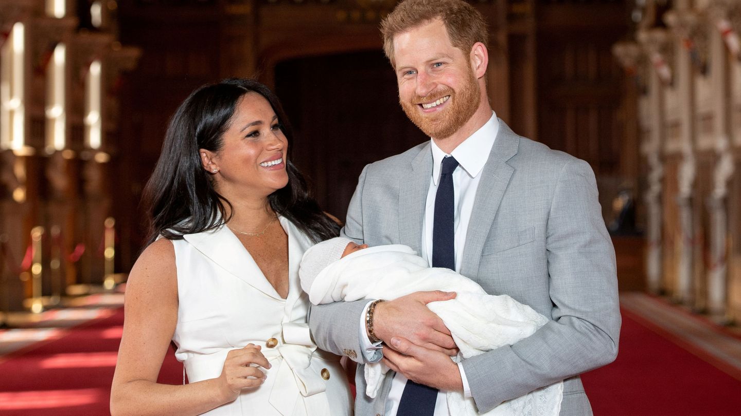 Los duques de Sussex presentando a su hijo Archie. (Reuters)