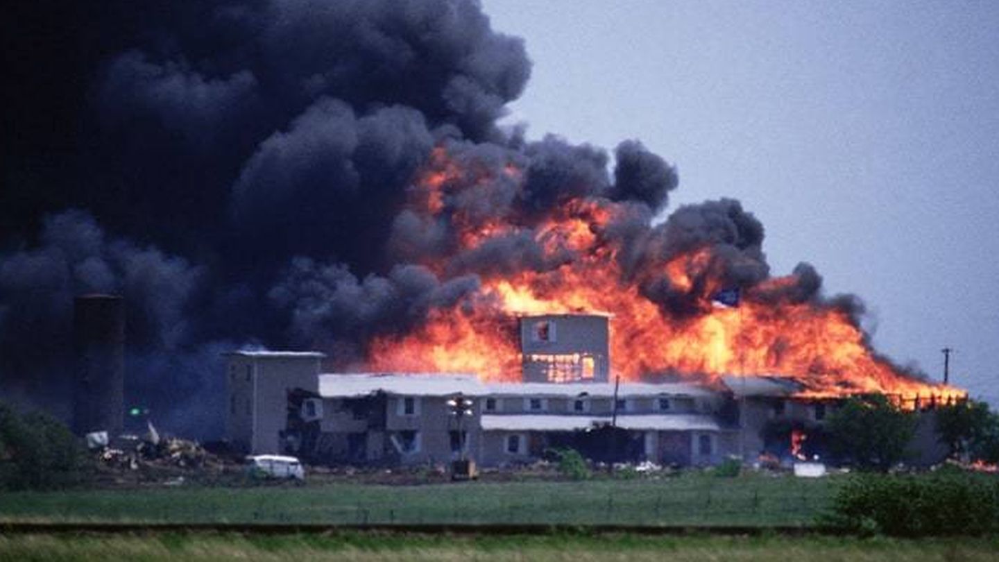 Imagen de archivo de la sede de los Davidianos en Monte Carmelo en llamas, en abril de 1993.