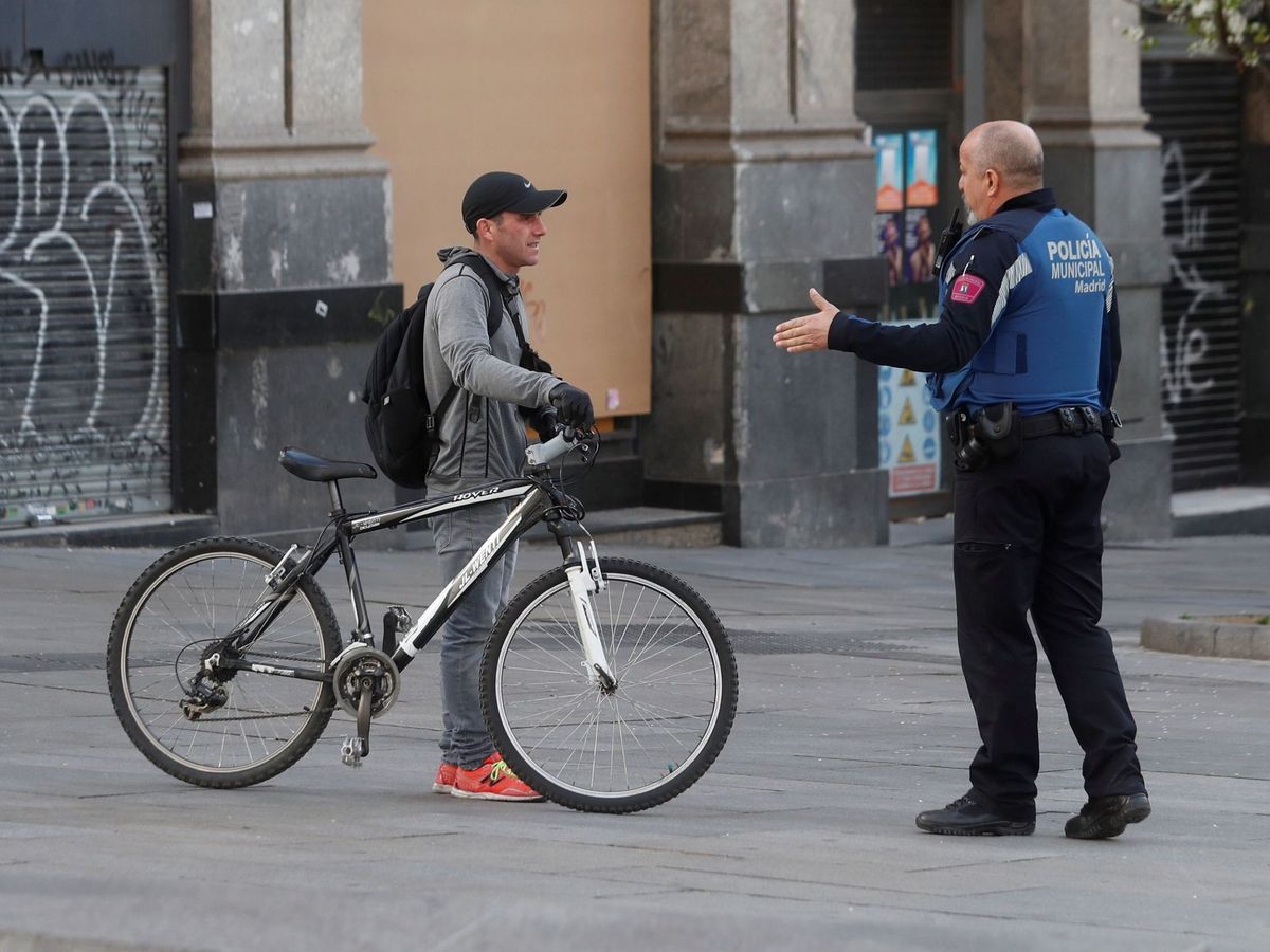 Foto: Las multas por usar la bici o por correr en el estado de alarma obligan a buscar otros métodos. (EFE)